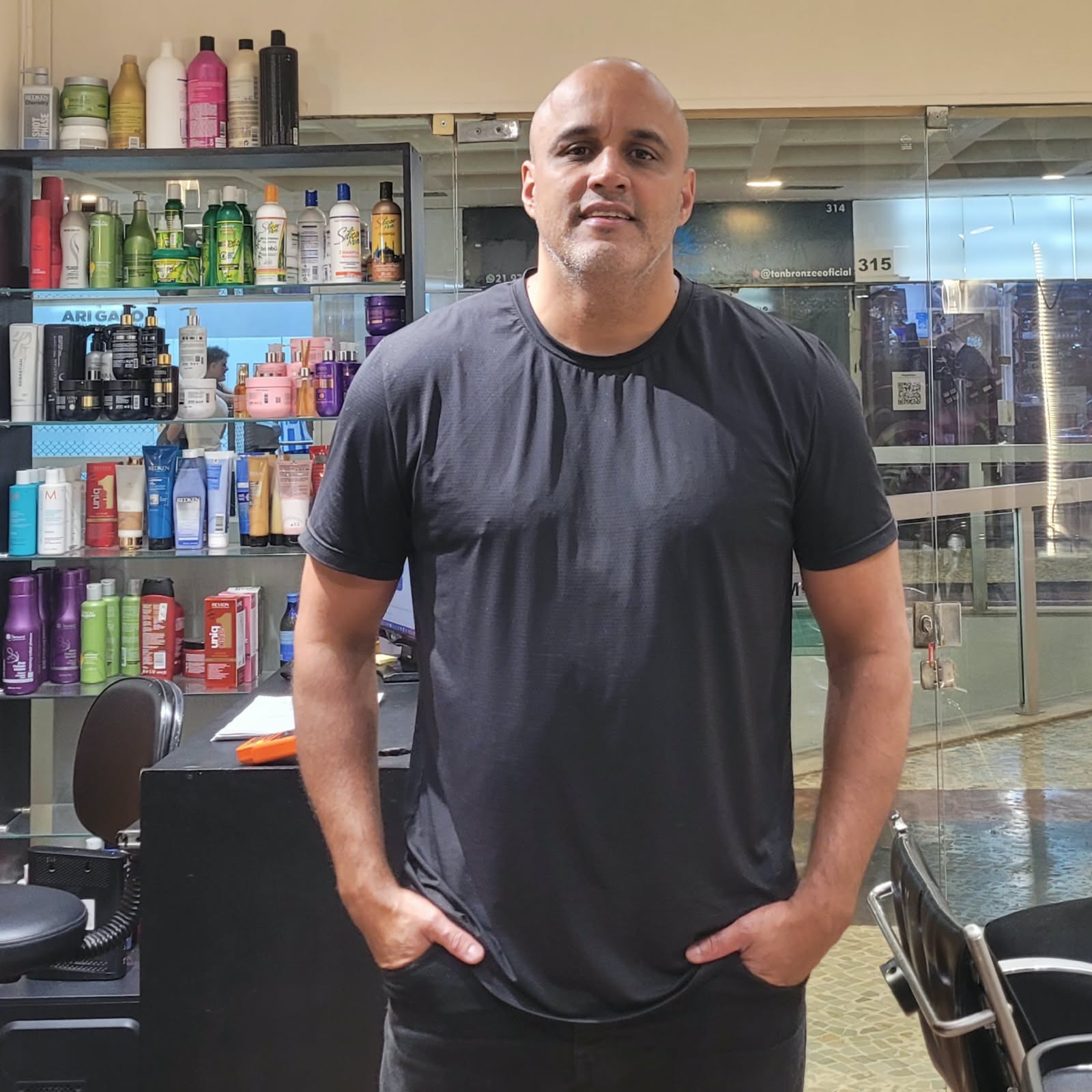 Renato Lima em pé no salão, com as mãos nos bolsos